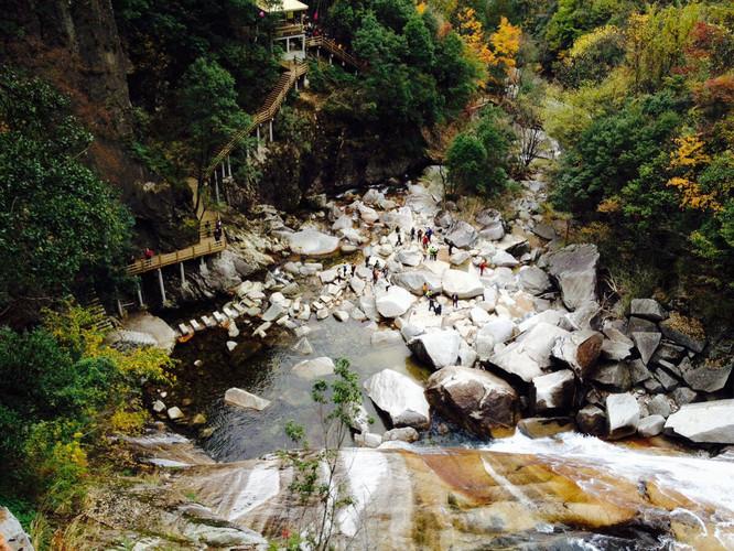 广东潮州凤凰山出现雾凇、冰挂景观